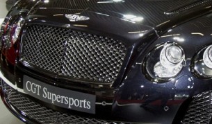 Блондинка удари "Мерцедес", "Ферари", "Порше" и "Астън Мартин" с едно "Бентли"