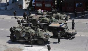 Военни части от Словения, които са в състава на КейФОР, охраняват мост в Косовска Митровица, за да предотвратят нови стълкновения между сърби и косовари