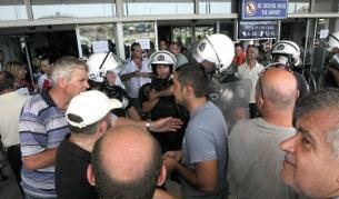 Таксиметровите шофьори блокираха достъпа до летището в Ираклион