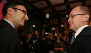 Министърът на икономиката и енергетиката Трайчо Трайков (вляво) и шефът на "Росатом" Сергей Кириенко