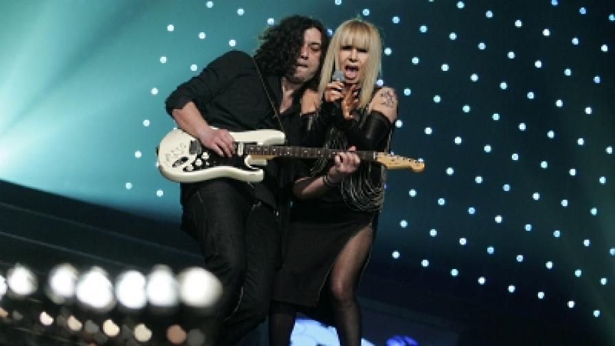 Лили Иванова участва в благотворителен концерт за своя колега Гого от група "Тоника" (снимка от 26 април 2010)