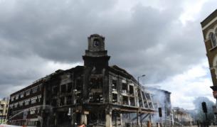 Тази сграда бе опожарена тази нощ в квартала "Тотнъм" в Северен Лондон