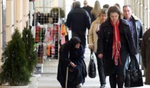 Жена, просеща по централна софийска улица