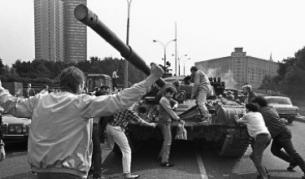 Протестиращи опитват да спрат танк по време на пуча от 19 август 1991 г.