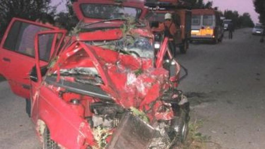 Трима мъже изгоряха при катастрофа в Добричко