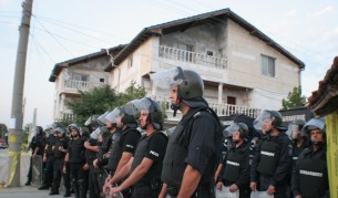 Полицаи охраняват къща на цар Киро в Катуница