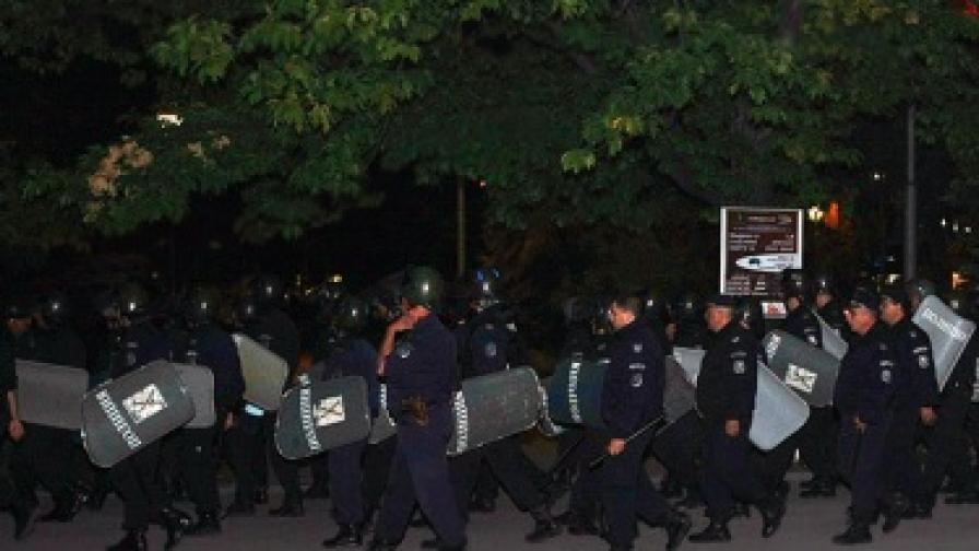Втора нощ на протести в страната