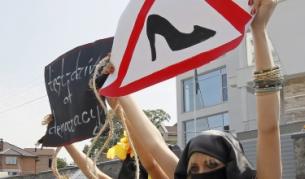 Така украинската женска организация FEMEN протестираше в защита на правото на саудитките да шофират
