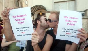 Пред сръбското посолство в Будапеща, Унгария, имаше протест срещу отмяната на гей парада в Белград