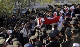 С военни почести погребаха убитите от кюрди 24 турски военнослужущи