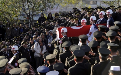 Турската армия преследва кюрди и в Ирак