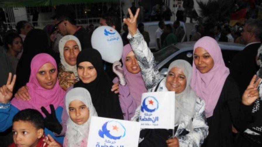 Симпатизанти на проислямската Ан Нахда празнуват след новината за победата на изборите в неделя