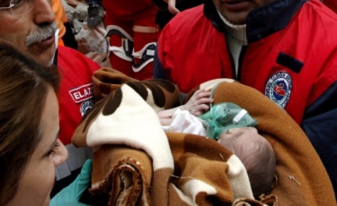 Бебе оцеля под отломките в Турция