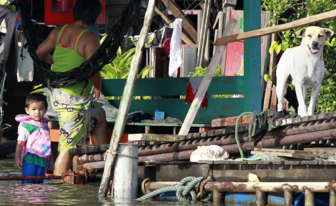 Хиляди напускат масово Банкок, бягайки от водите