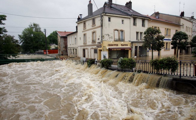 Жертви на наводненията и във Франция