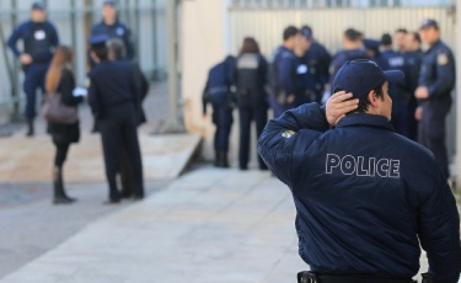 Самоделна бомба избухна пред правителствена сграда в Атина