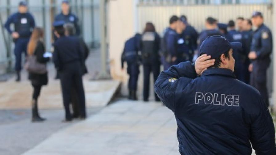 Самоделна бомба избухна пред правителствена сграда в Атина