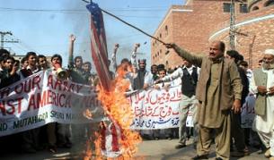 Демонстранти горят американското знаме по време на протест в Мултан срещу ударите на НАТО