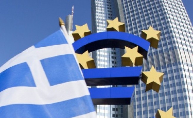 Гърците теглят парите си от банките 