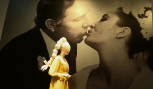 Стотици бижута и облекла на  покойната звезда Елизабет Тейлър  са показани на изложба в Ню Йорк преди разпродажбата им от "Кристис"