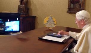 Папата запали коледните светлини с таблет