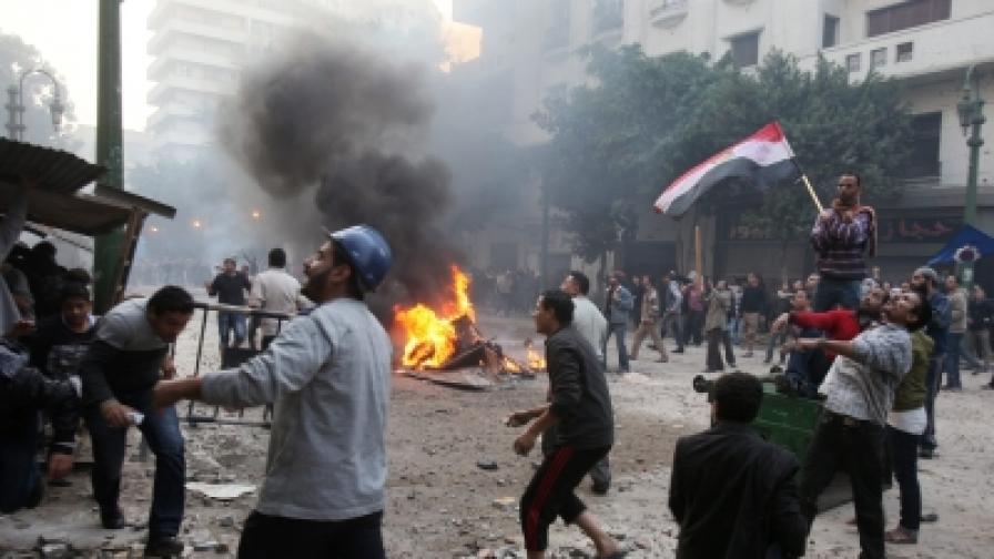 Протестиращите хвърляха запалителни бомби и камъни по сградата на правителството в Кайро