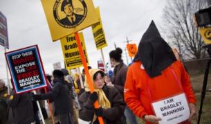 Привърженици на Брадли Манинг протестират срещу разследването пред съда във Форт Мед,щата Мериленд