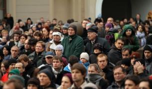 Службата в памет на Вацлав Хавел бе наблюдавана от хиляди жители на Прага на огромни екрани в двора на Пражкия замък и на близкия площад