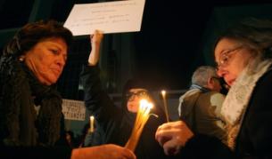 Свещеници и вярващи със запалени свещи и плакати се събраха, за да изразят подкрепата си за архимандрит Ефрем