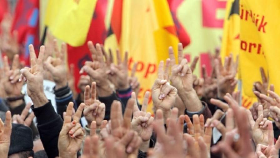 Ноември 2011 г. Кюрди протестират в Истанбул срещу операциите на турската армия срещу членове на ПКК