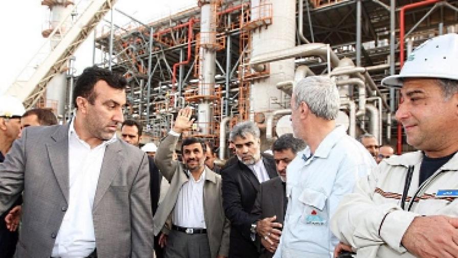 Президентът Махмуд Ахмадинеджад на посещение в иранска рафинерия