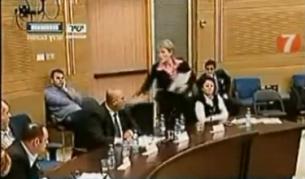 Анастасия Михаели залива в лицето с чаша вода  свой колега от арабски произход в Кнесета