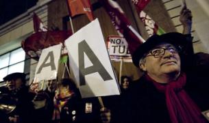 Привърженици на Партията на левицата протестират пред офиса на "Стандард енд пуърс" в Париж срещу намаляването на оценката на Франция