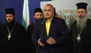 Премиерът Бойко Борисов, министърът на земеделието и храните Мирослав Найденов и изпълнителният директор на Държавен фонд "Земеделие" Румен Порожанов връчиха наскоро първите договори по проекти за реставрация на църкви