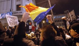 И снощи хиляди протестиращи оксупираха Университетския площад в Букурещ