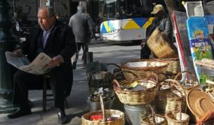 Уличен търговец в центъра на Атина