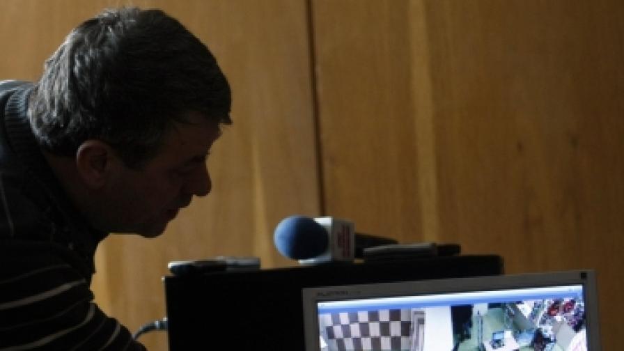 Старши комисар Валери Йорданов, директор на СДВР, даде брифинг, на който показа запис от задържането на Стефан Кленовски в столичен МОЛ