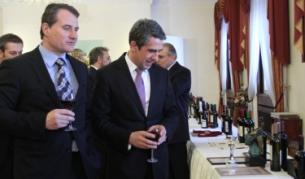 Президентът Росен Плевнелиев и Иван Папазов - изпълнителен директор на Винпром Пещера, разглеждат изложените в президентството вина и медали