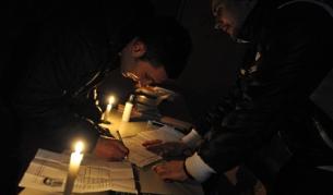 Жител на Косовска Митровица дава гласа си на свещи заради прекъсване на тока