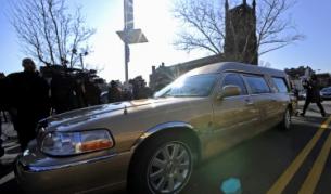 Колата, в която тленните останки на Уитни Хюстън бяха докарани в църквата "Нова надежда" в родния й Нюарк