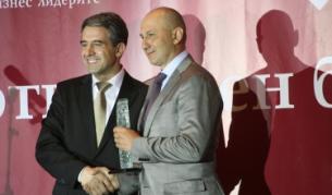 Президентът Росен Плевнелиев връчва наградата на "Райфайзен банк" в категорията "Инвеститор в обществото"