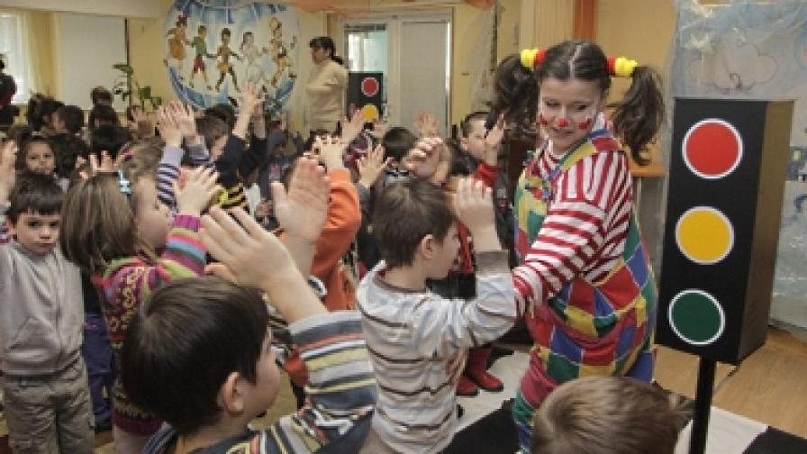 Пътната безопасност е основна тема в разговорите с малчуганите у дома