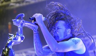 Вокалистът на групата Джонатан Дейвис