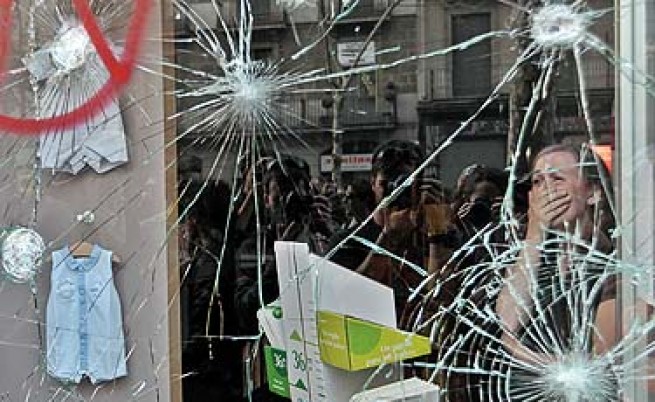Полицията стреля с гумени куршуми срещу протестиращите в Барселона