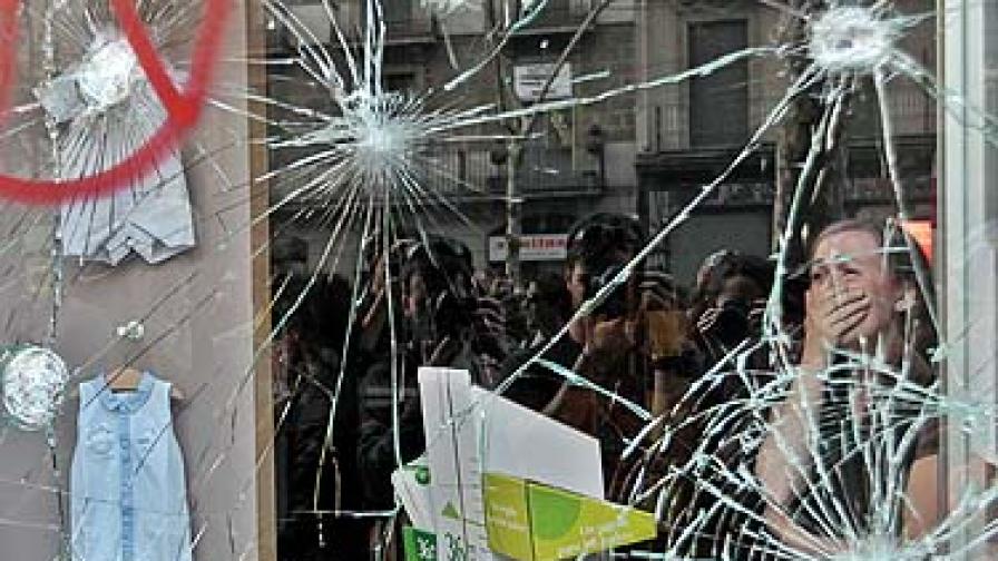 Полицията стреля с гумени куршуми срещу протестиращите в Барселона