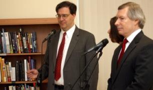 Посланикът на САЩ  Джеймс Уорлик и генералният консул на САЩ Ерик Алекзандър (л)