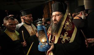 Благодатният огън пристигна в България