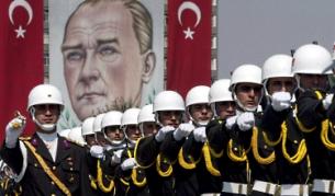 Турски войници маршируват пред портрета на Ататюрк
