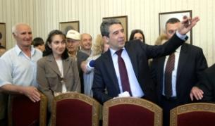 Росен Плевнелиев посрещна лично първите граждани, желаещи да разгледат офисите на президентската администрация в Деня на отворените врати