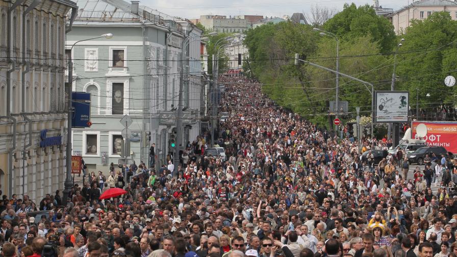 Хиляди руснаци се "разходиха", властта мълча